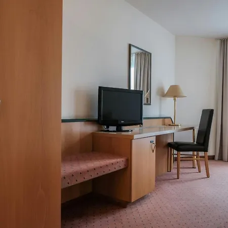 Four Centre Готель 4*